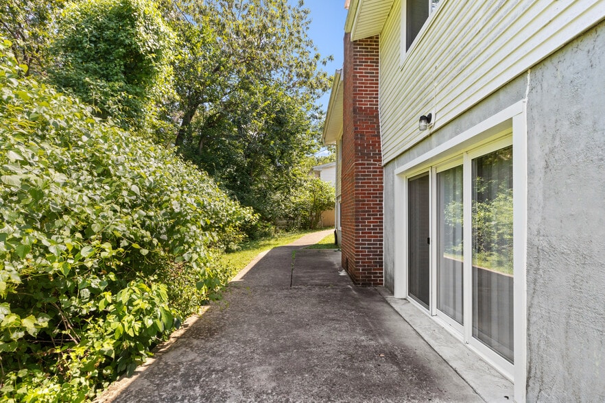 Building Photo - 6930 Birdie Ln