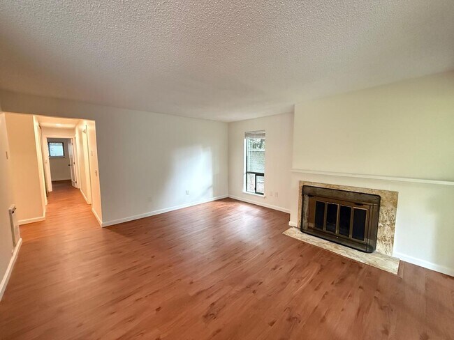 Building Photo - 2 Bed 2 Bathroom in Pinehurst (Plus Amenities!)