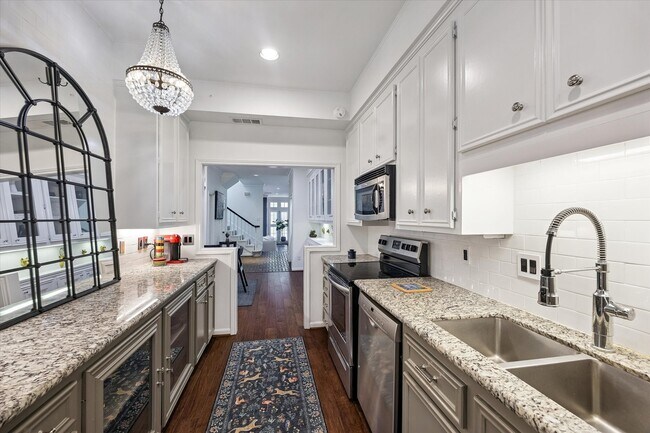 Building Photo - 2220 Fulham Ct
