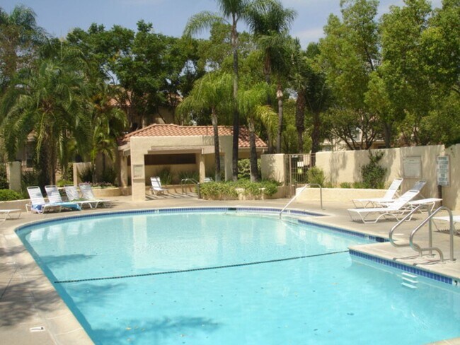 Building Photo - Beautiful 2-Bedroom Lower-Unit Condo in Sienna Villas of Valencia!
