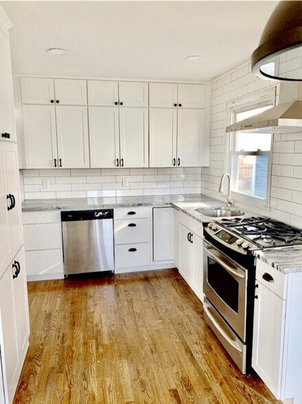 Mint whole house rental Babylon Village schools 3 bedroom 2 Bath. Eat in kitchen, living room, family room, laundry, enclosed yard. - 98 North Rd