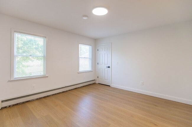 Building Photo - Beautifully Renovated 2 Bed, 2 Bath Coloni...