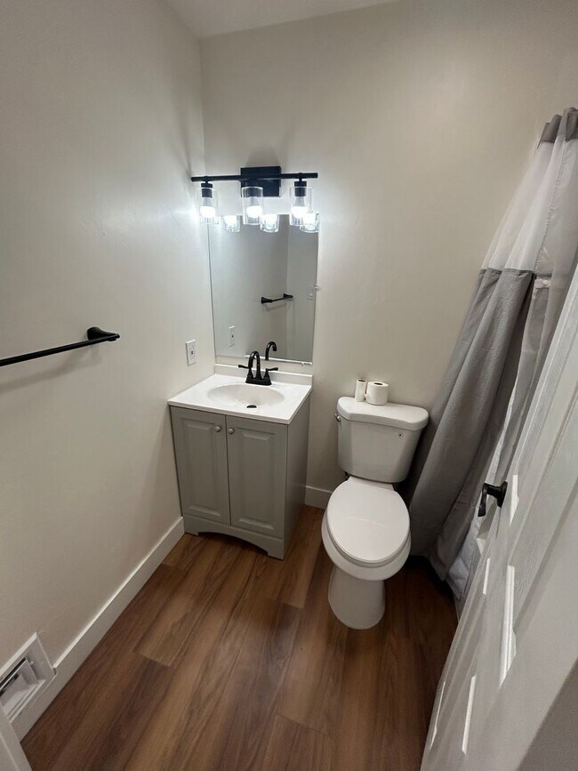 Building Photo - Fully Remodeled – 2 Bed / 1 Bath