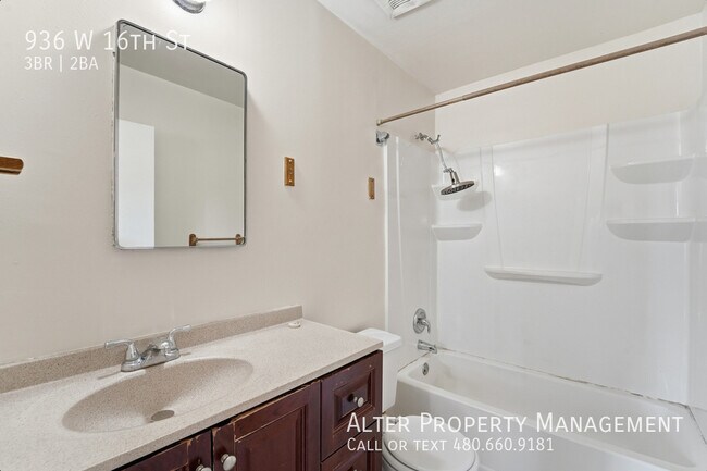 Building Photo - 936 W 16th St