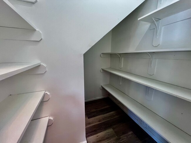Building Photo - Newly remodeled 3 bed 2.5 bath townhome in...