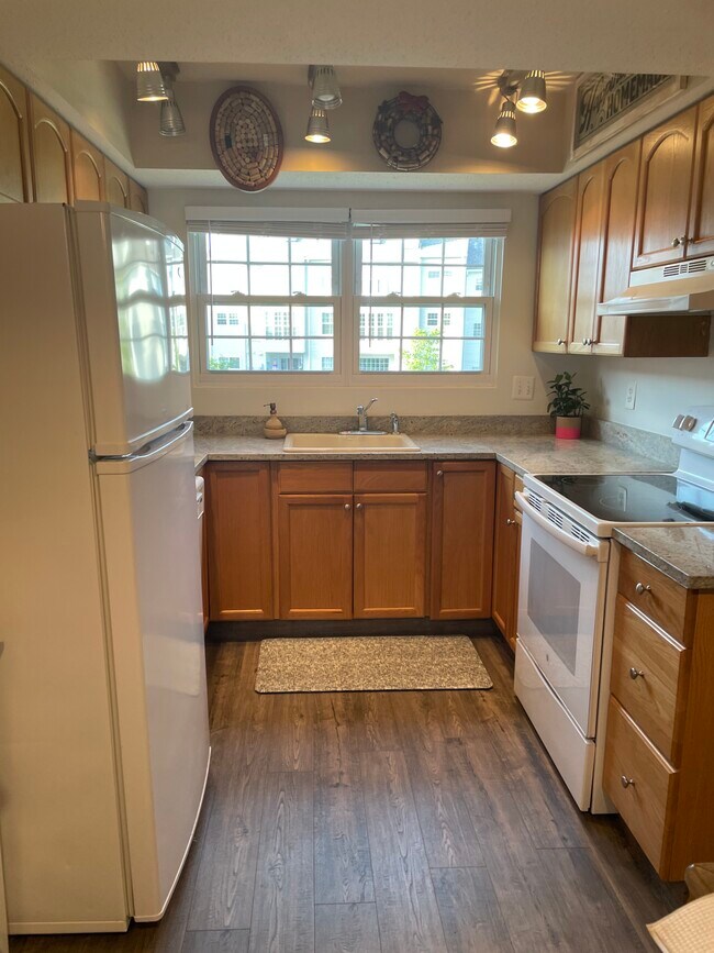 Remodeled kitchen with granite countertops, new flooring and paint - 108 Prosperity Ave SE