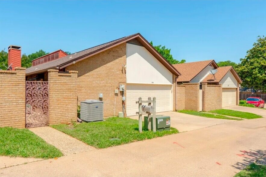 Building Photo - 616 Placid Cir