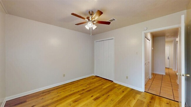 Building Photo - 922 Navarro Dr
