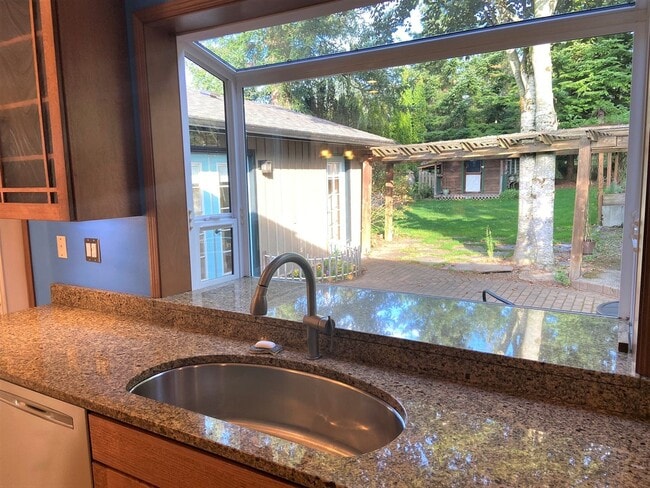 Building Photo - Classic Updated Home Near Whatcom Falls!