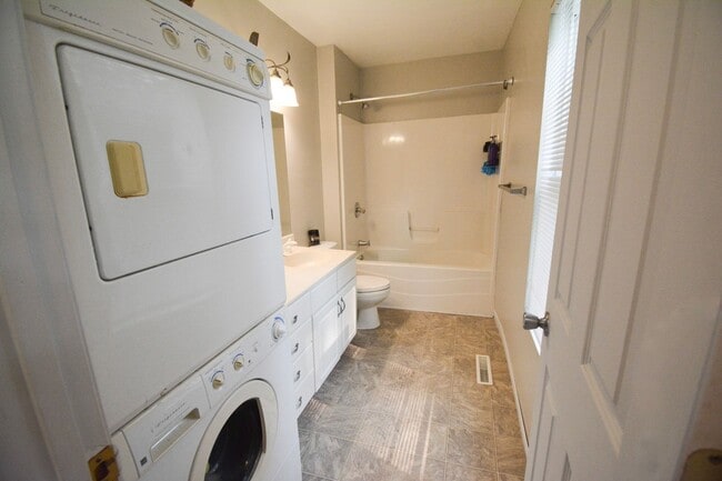 Building Photo - Adorable 2 bedroom home with garage just b...
