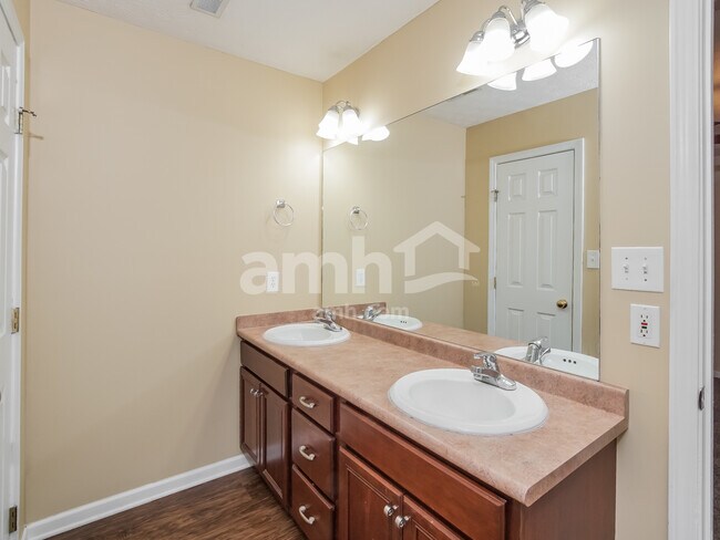 Building Photo - 1822 Hunters Hill Blvd