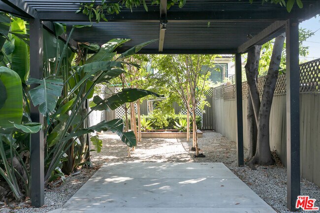 Building Photo - 508 N San Vicente Blvd