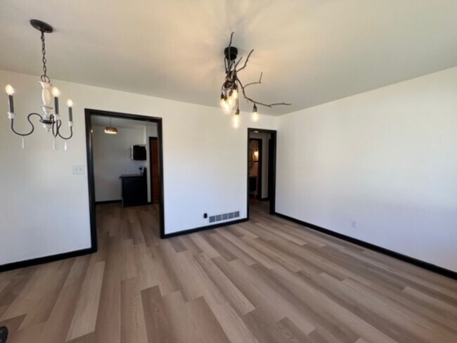 Building Photo - Charming 2BR Apartment Near Downtown Urbana + Garage