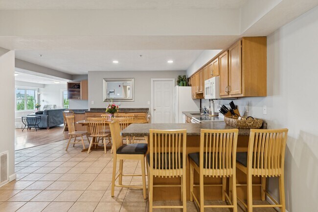 Building Photo - 170 E Grand Ave