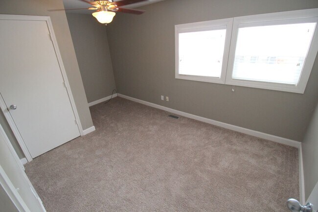 Building Photo - 3 bed 2 bath Campus Rental