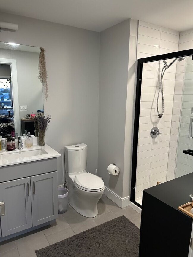 Building Photo - Luxury Condo Style 2 Bed plus, 2 Bath Apartment!