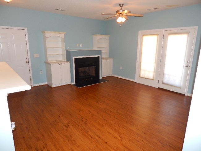 Building Photo - 301 McKenna Cir