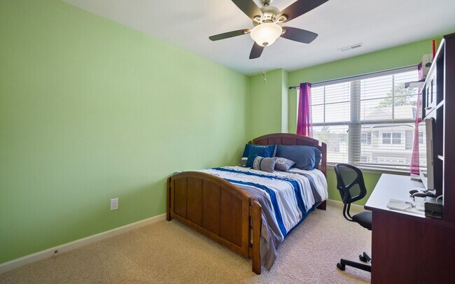 Building Photo - Stylish and Spacious 3bd/2.5ba Townhome w/ Garage in SE Durham!