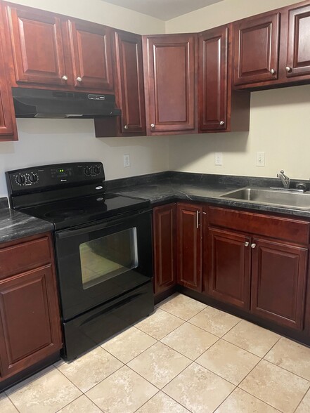 Building Photo - 525 Crown St