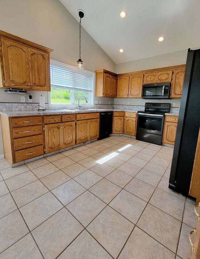 Building Photo - Beautiful, Custom Home in Comore Loma on 2 Acre Lot!  4 Beds, 3 Baths by Real Property Management