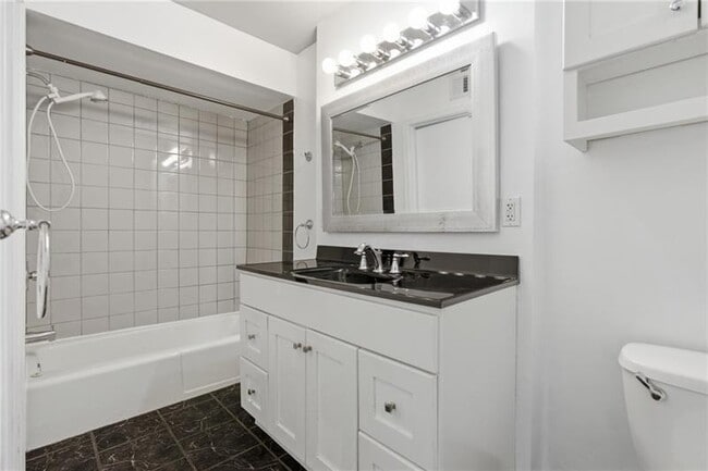 Building Photo - 940 Adam Dr