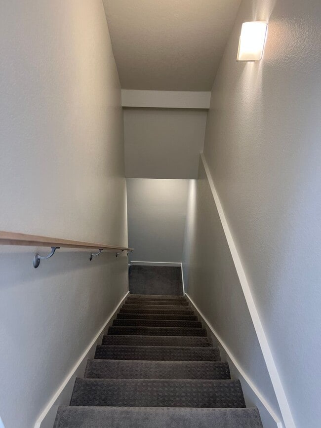 Building Photo - Modern 3B/4B Condo- Available June 10th