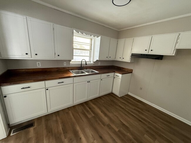 Building Photo - 210 Laurison St