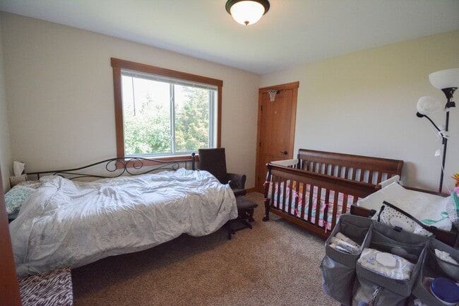 Building Photo - Spacious 4-Bedroom Home with Scenic Views ...