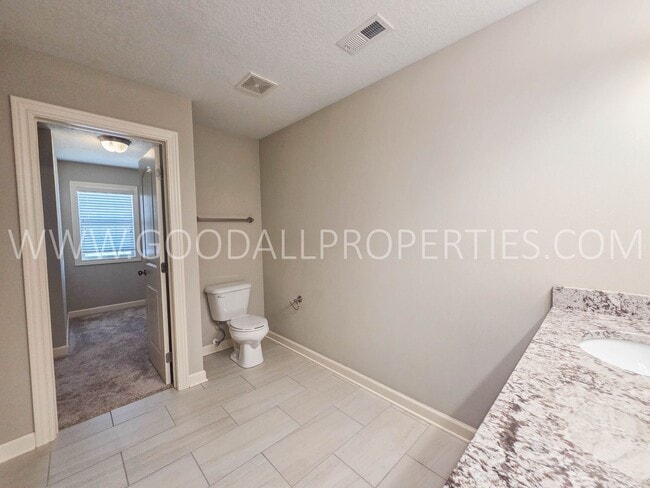 Building Photo - 885 Northview Dr