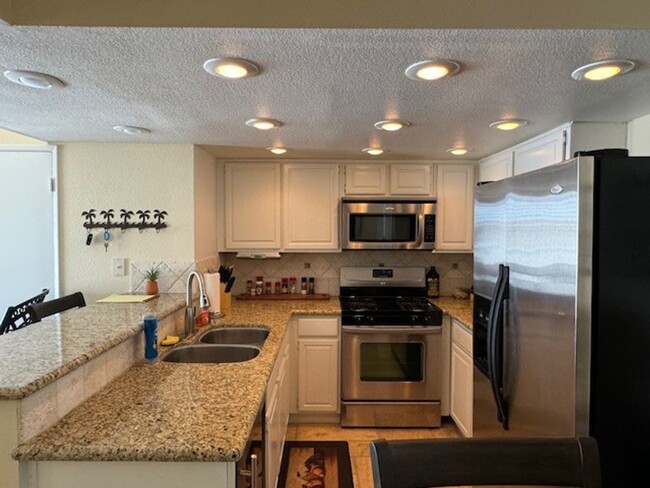 Building Photo - 2BR FULLY FURNISHED CONDO WITH UTILITIES A...