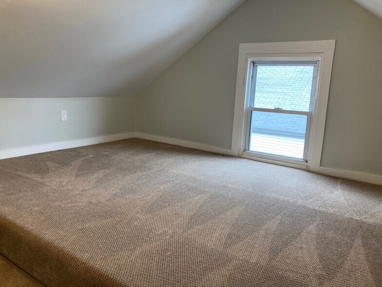 Building Photo - 64 Gray St