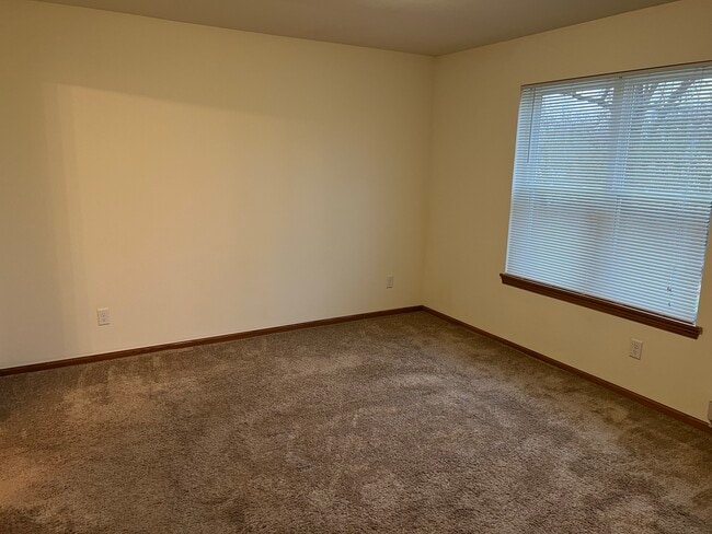 Building Photo - 1215 Salem Dr