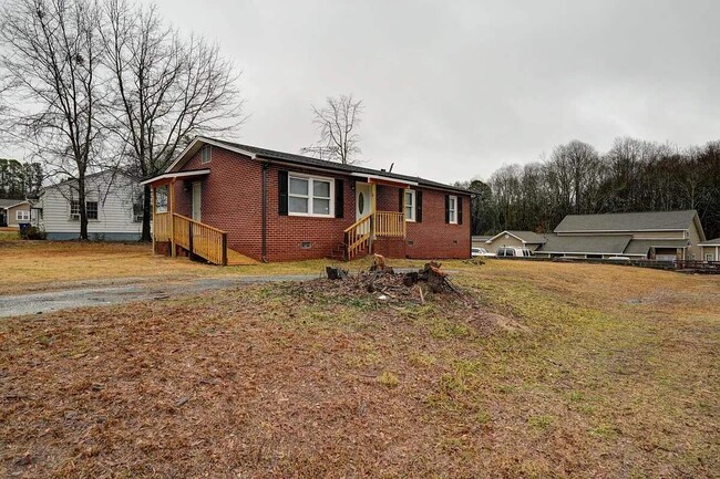 Building Photo - 421 sharpe st woodruff sc