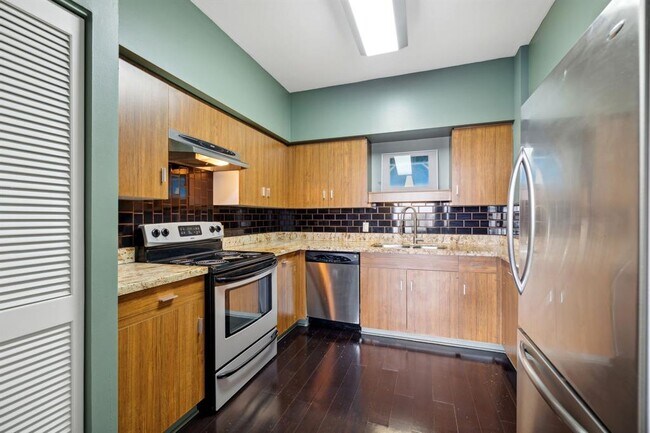 Building Photo - 15 Greenway Plz