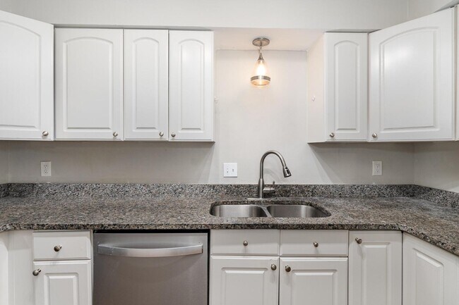 Building Photo - 1408 Oak Tree Dr