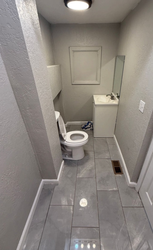 Building Photo - Freshly Remodeled & Move-In Ready!