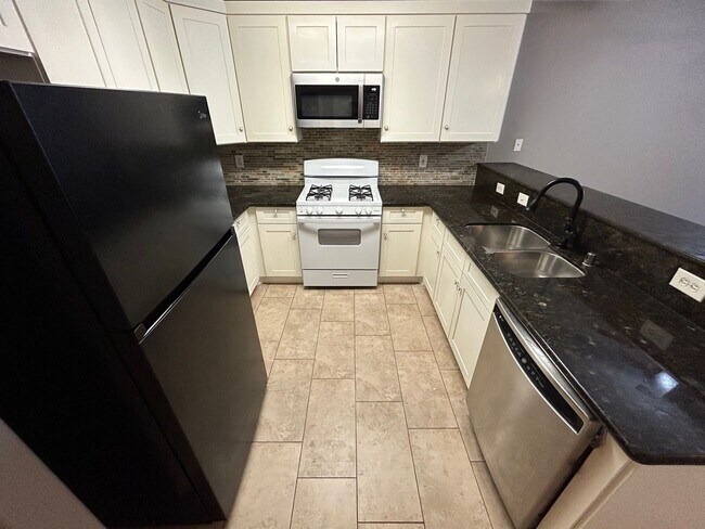 Building Photo - COMPLETED REMODELED 3 BEDROOM, SINGLE STORY UNIT!!!