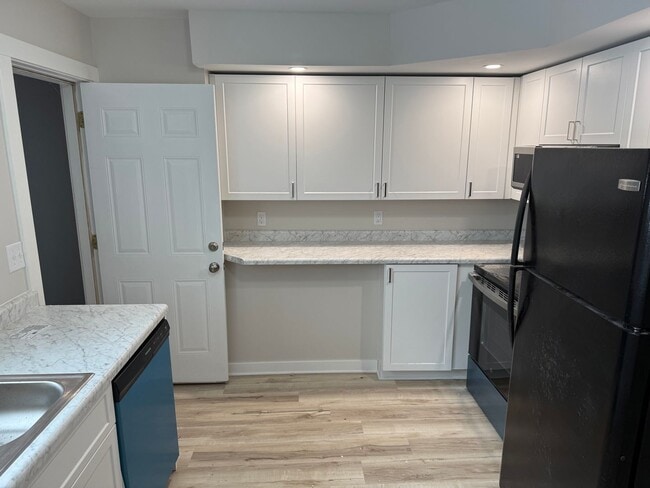 Building Photo - Elizabeth - 321/323