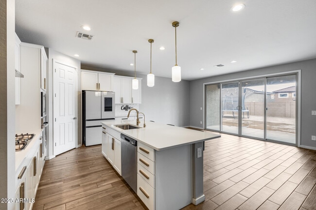 Building Photo - 17635 W Red Fox Rd