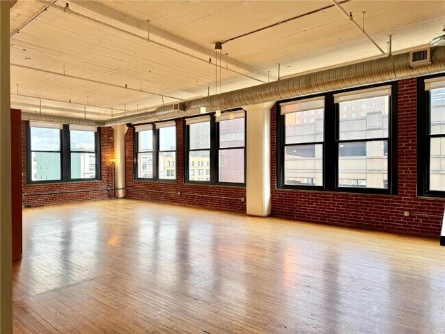 Building Photo - 1010 St Charles St