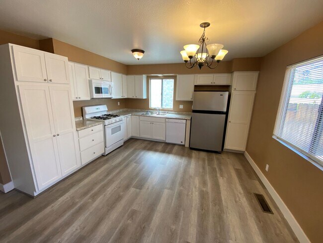 Building Photo - 3-bed, 2-bath, 2-car.  convenient location