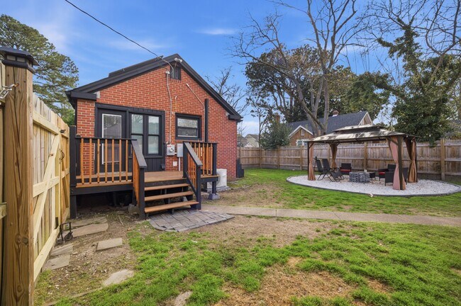 Building Photo - 1080 Green St