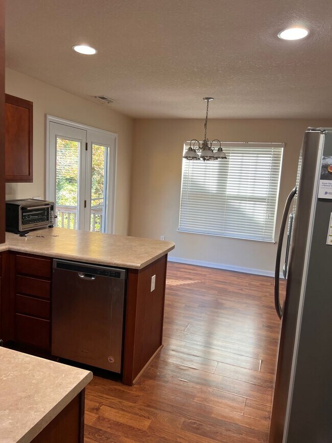 Building Photo - Convenient South Asheville two story, end ...
