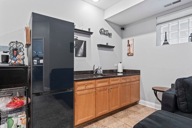 Building Photo - 3106 S Wells St