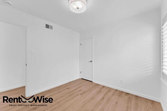 Building Photo - 110 Cuesta Dr