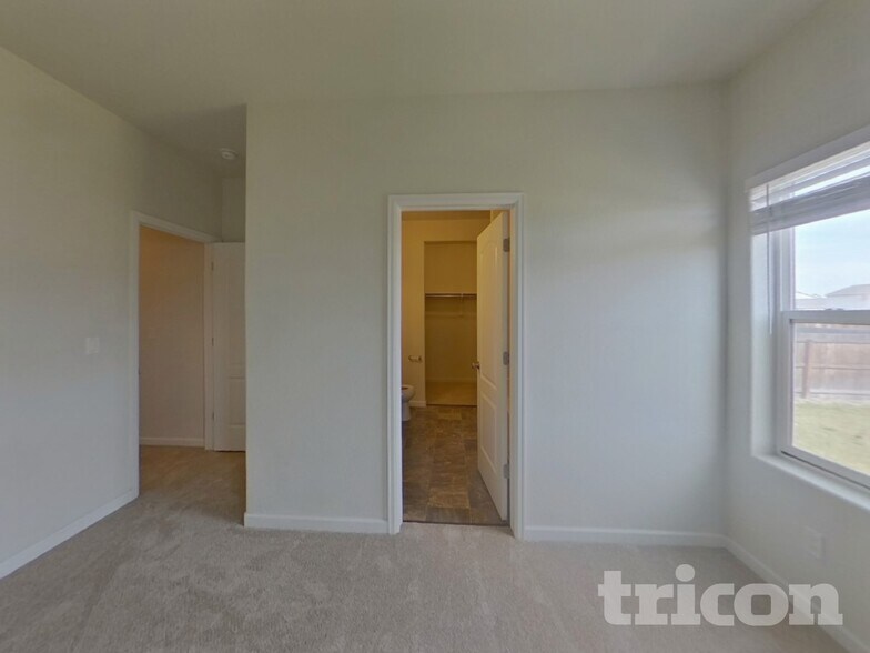 Building Photo - 6585 Kearsarge Dr