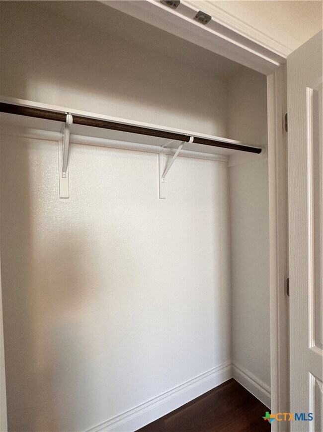 Building Photo - 2017 Ridge View Dr