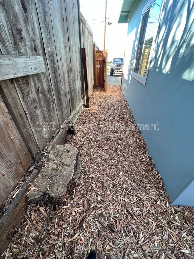 Building Photo - 1478 Darwin St