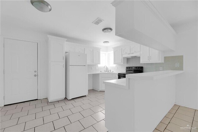 Building Photo - 18 S Dahlia St