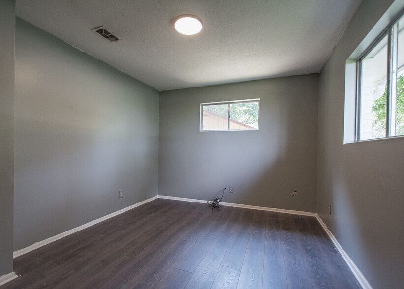 Building Photo - 1811 Linda Ln